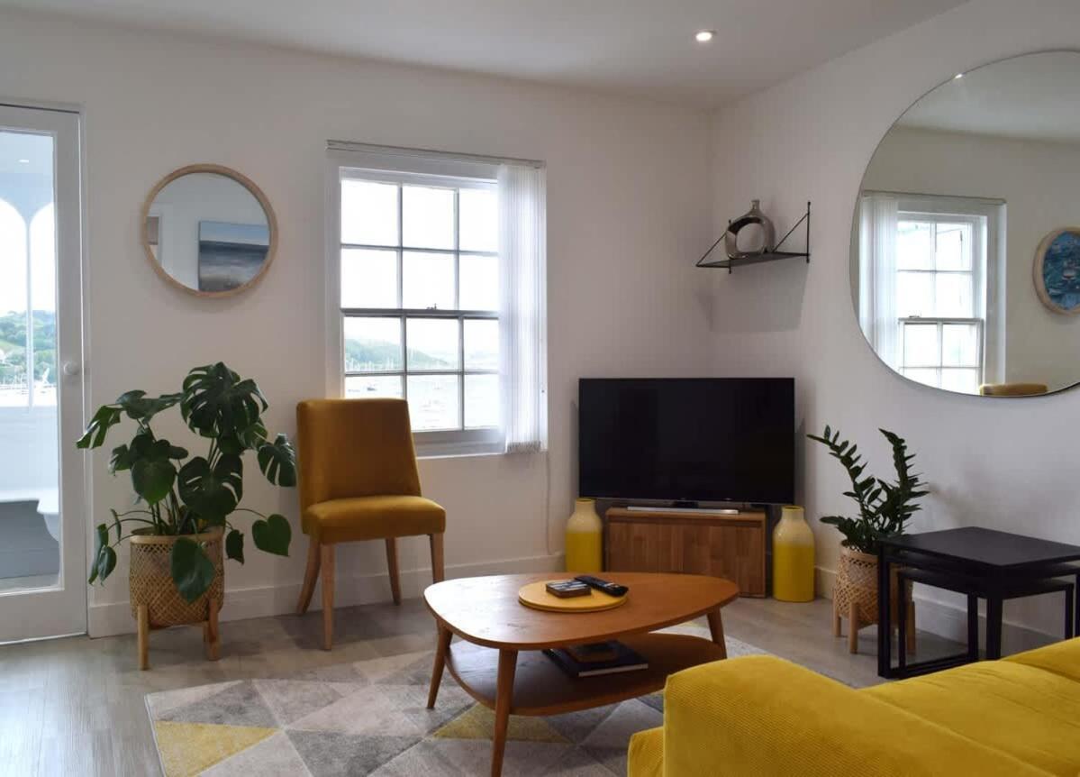 Breathtaking High Street Townhouse With Stunning Sea Views At 'The Old Fishermans Townhouse' فالموث المظهر الخارجي الصورة